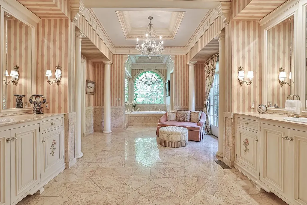 8600 Camargo Road Home in Cincinnati, Ohio. Welcome to The Oaks, an extraordinary 17-acre private estate that embodies grandeur and elegance at every turn. This Georgian-style masterpiece offers an abundance of rooms designed for entertainment and dining, making it the perfect setting for hosting unforgettable gatherings.