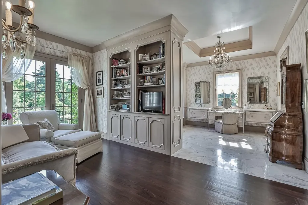 8600 Camargo Road Home in Cincinnati, Ohio. Welcome to The Oaks, an extraordinary 17-acre private estate that embodies grandeur and elegance at every turn. This Georgian-style masterpiece offers an abundance of rooms designed for entertainment and dining, making it the perfect setting for hosting unforgettable gatherings.