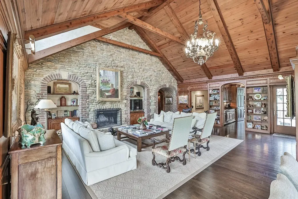 8600 Camargo Road Home in Cincinnati, Ohio. Welcome to The Oaks, an extraordinary 17-acre private estate that embodies grandeur and elegance at every turn. This Georgian-style masterpiece offers an abundance of rooms designed for entertainment and dining, making it the perfect setting for hosting unforgettable gatherings.