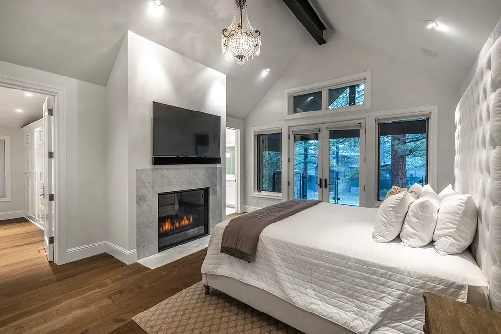 9661 Dunsmuir Way Home in Truckee, California. Prepare to be captivated as you step through the front door of this extraordinary 7,546-square-foot modern mountain home in Martis Camp. The first glimpse is nothing short of awe-inspiring—a vast expanse of glass that serves as both a wall and a stunning 288-bottle wine cellar. This artistic flair extends throughout the 6-bedroom, 7-bathroom residence, creating a truly unique and rewarding living experience.