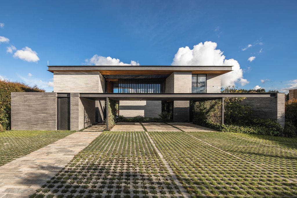 B33 House in Colombia by Alejandro Restrepo Montoya + Estudio Central