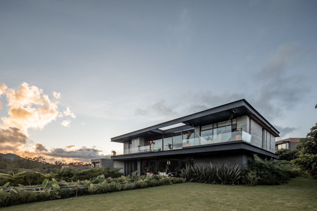 B33 House in Colombia by Alejandro Restrepo Montoya + Estudio Central