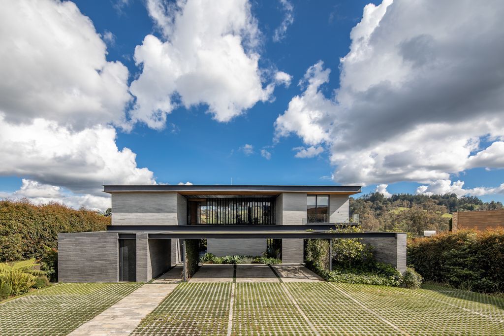 B33 House in Colombia by Alejandro Restrepo Montoya + Estudio Central