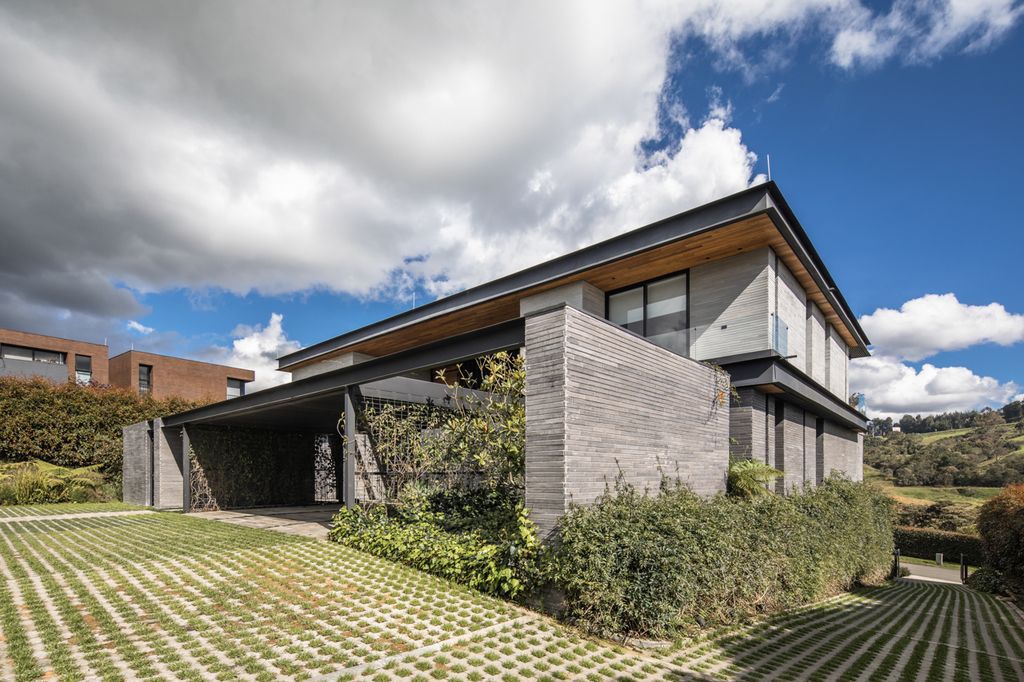 B33 House in Colombia by Alejandro Restrepo Montoya + Estudio Central