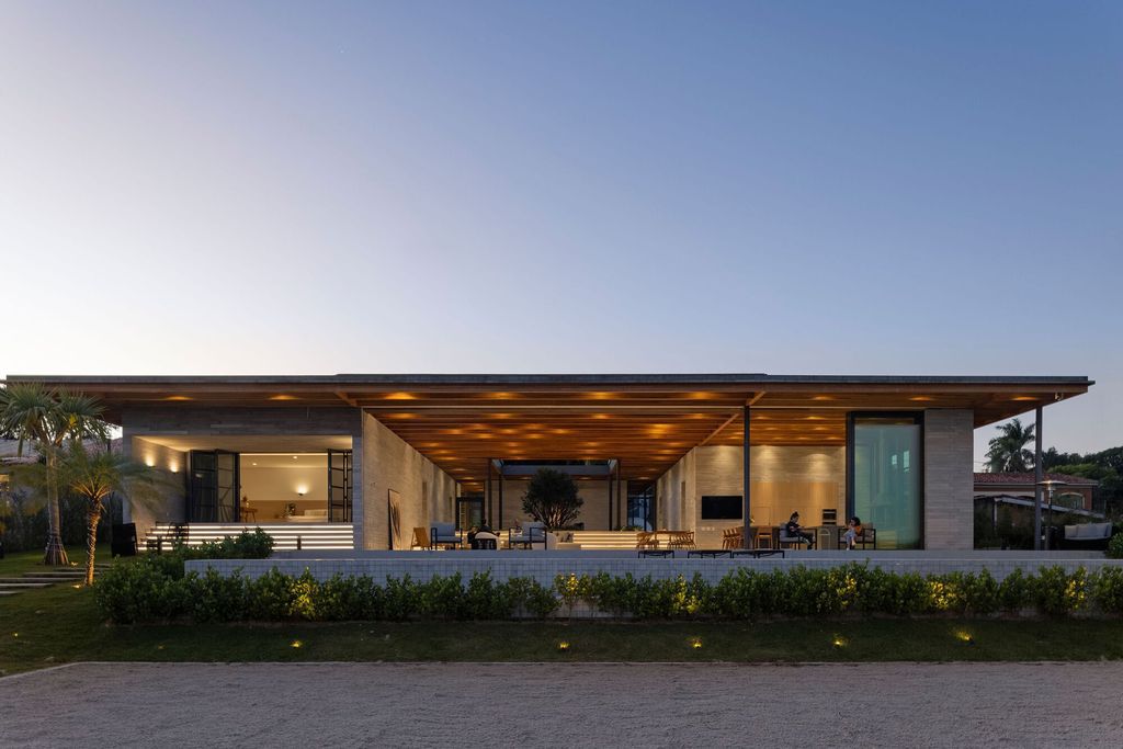 Bauer House with Orthogonal Design by Luiz Paulo Andrade Arquitetos