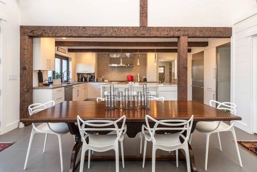 Chic and Sophisticated Edgartown, Massachusetts Property: Seamless Indoor-Outdoor Living at $4.895 Million