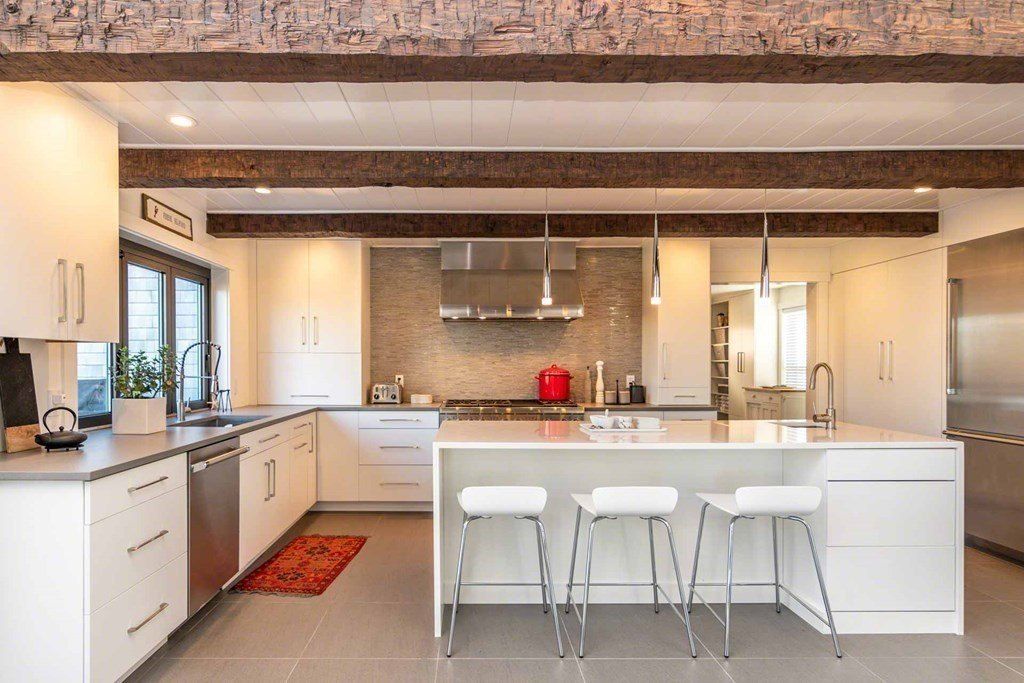 Chic and Sophisticated Edgartown, Massachusetts Property: Seamless Indoor-Outdoor Living at $4.895 Million