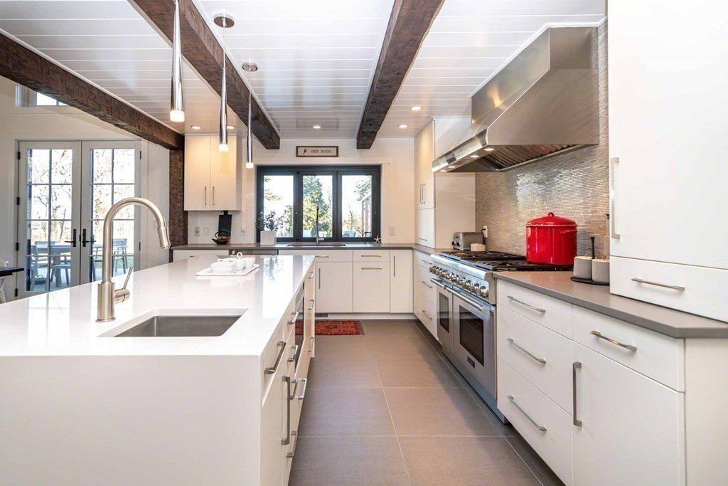 Chic and Sophisticated Edgartown, Massachusetts Property: Seamless Indoor-Outdoor Living at $4.895 Million