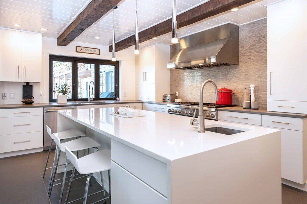 Chic and Sophisticated Edgartown, Massachusetts Property: Seamless Indoor-Outdoor Living at $4.895 Million