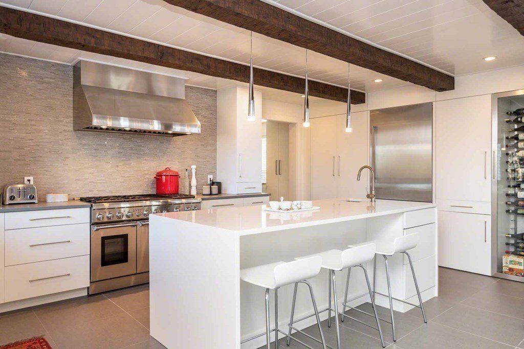 Chic and Sophisticated Edgartown, Massachusetts Property: Seamless Indoor-Outdoor Living at $4.895 Million