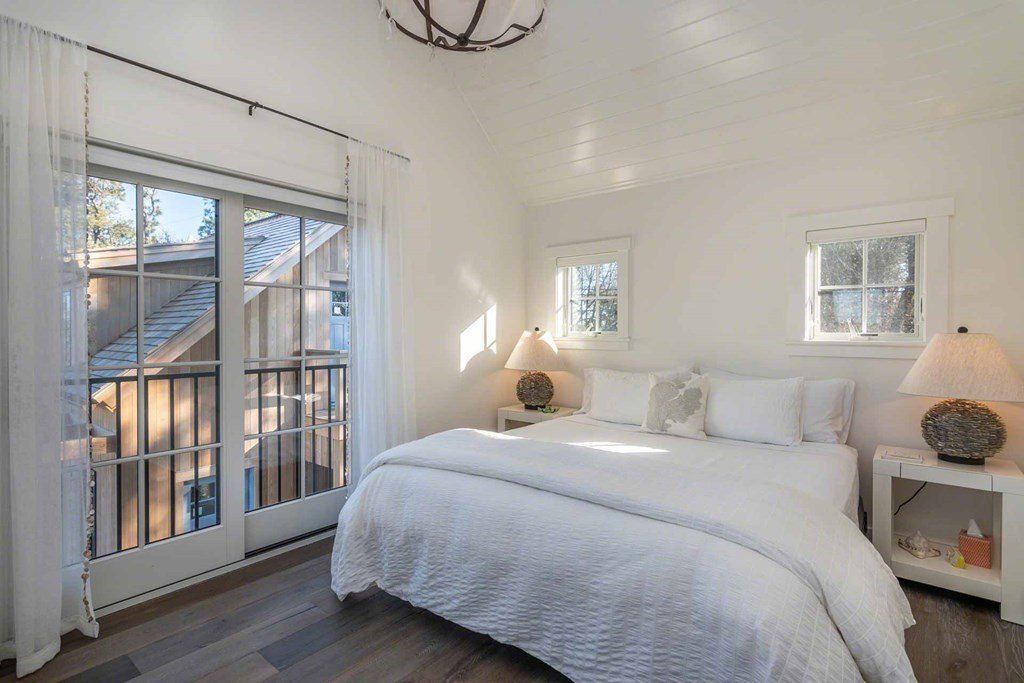 Chic and Sophisticated Edgartown, Massachusetts Property: Seamless Indoor-Outdoor Living at $4.895 Million