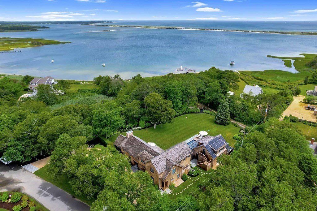 Chic and Sophisticated Edgartown, Massachusetts Property: Seamless Indoor-Outdoor Living at $4.895 Million