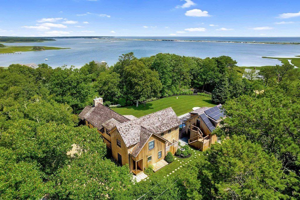 Chic and Sophisticated Edgartown, Massachusetts Property: Seamless Indoor-Outdoor Living at $4.895 Million