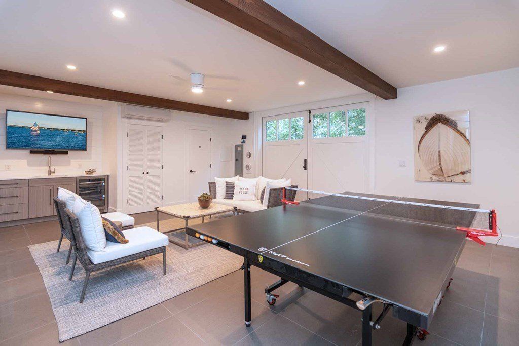 Chic and Sophisticated Edgartown, Massachusetts Property: Seamless Indoor-Outdoor Living at $4.895 Million