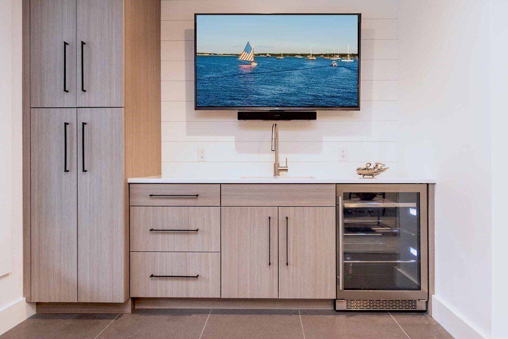 Chic and Sophisticated Edgartown, Massachusetts Property: Seamless Indoor-Outdoor Living at $4.895 Million