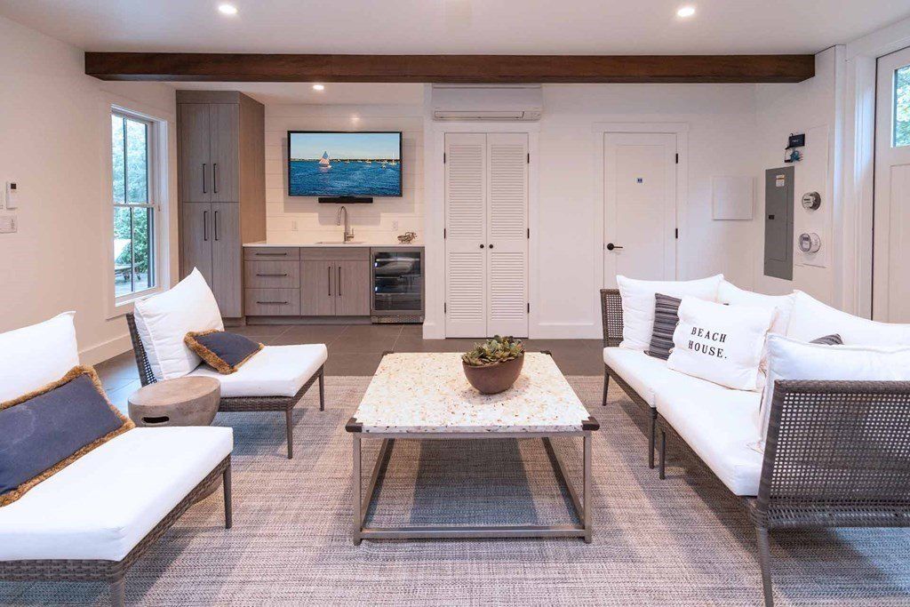 Chic and Sophisticated Edgartown, Massachusetts Property: Seamless Indoor-Outdoor Living at $4.895 Million
