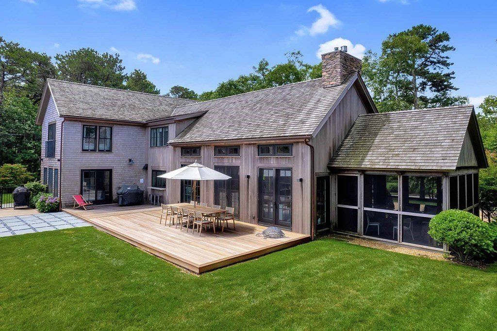 Chic and Sophisticated Edgartown, Massachusetts Property: Seamless Indoor-Outdoor Living at $4.895 Million