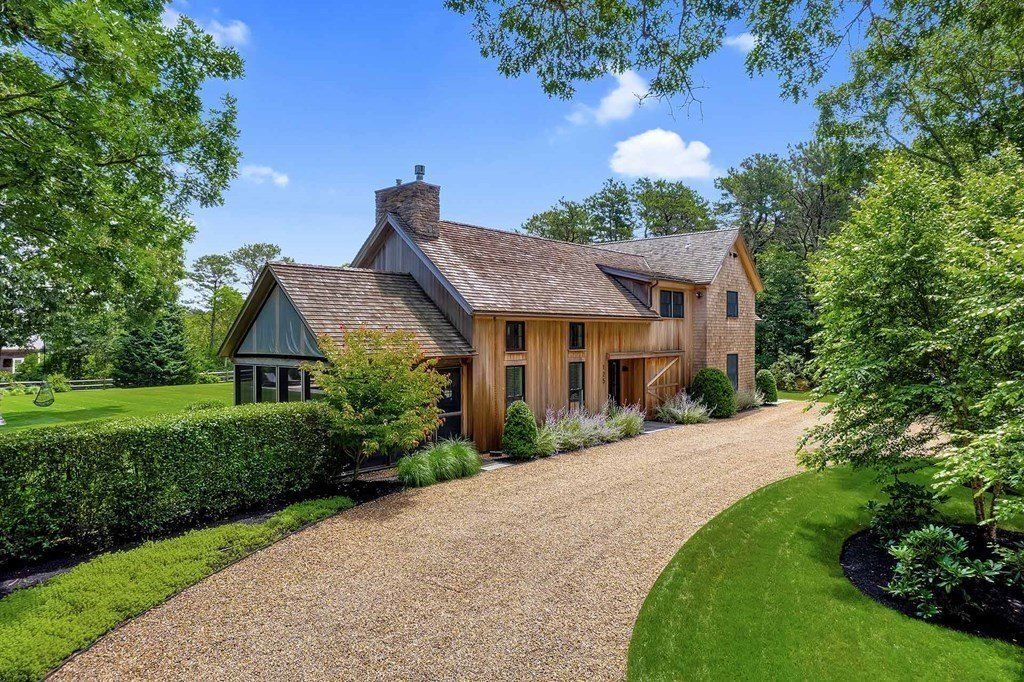 Chic and Sophisticated Edgartown, Massachusetts Property: Seamless Indoor-Outdoor Living at $4.895 Million