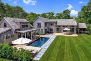 Chic and Sophisticated Edgartown, Massachusetts Property: Seamless Indoor-Outdoor Living at $4.895 Million