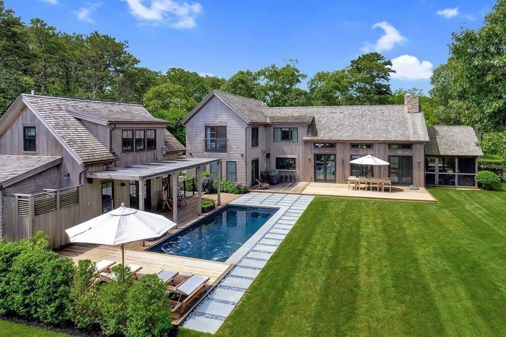 Chic and Sophisticated Edgartown, Massachusetts Property: Seamless Indoor-Outdoor Living at $4.895 Million