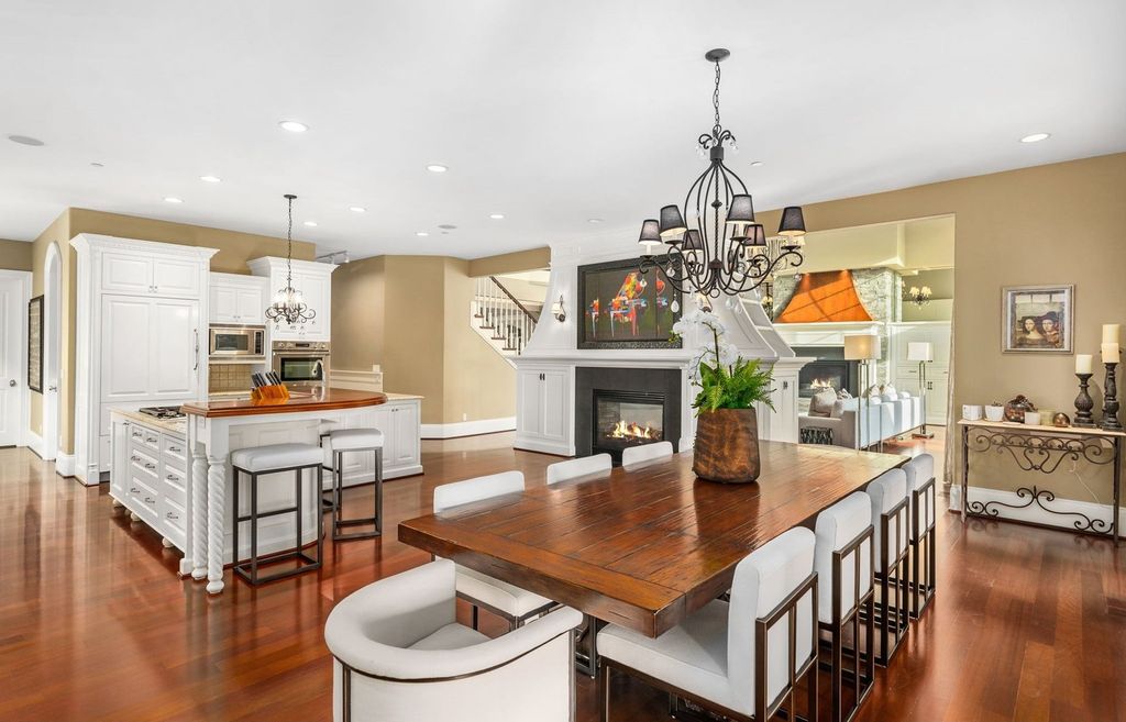 Custom Hampton's Style Home in West Linn, Oregon: Secluded Privacy and Urban Convenience at its Finest $4.595 Million Listing