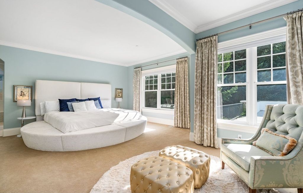 Custom Hampton's Style Home in West Linn, Oregon: Secluded Privacy and Urban Convenience at its Finest $4.595 Million Listing
