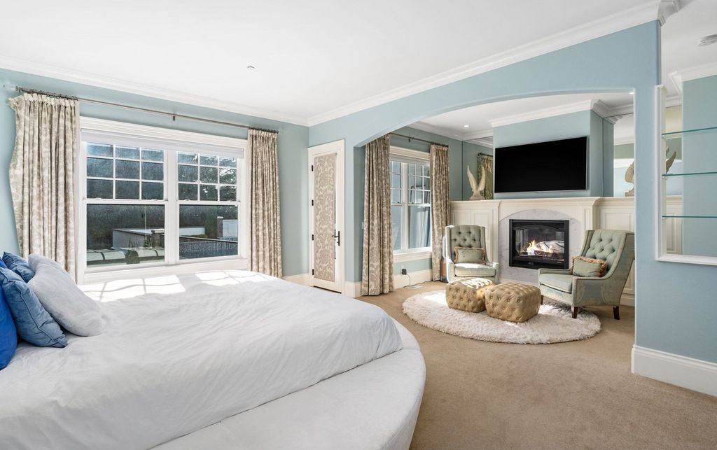 Custom Hampton's Style Home in West Linn, Oregon: Secluded Privacy and Urban Convenience at its Finest $4.595 Million Listing