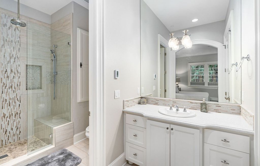 Custom Hampton's Style Home in West Linn, Oregon: Secluded Privacy and Urban Convenience at its Finest $4.595 Million Listing
