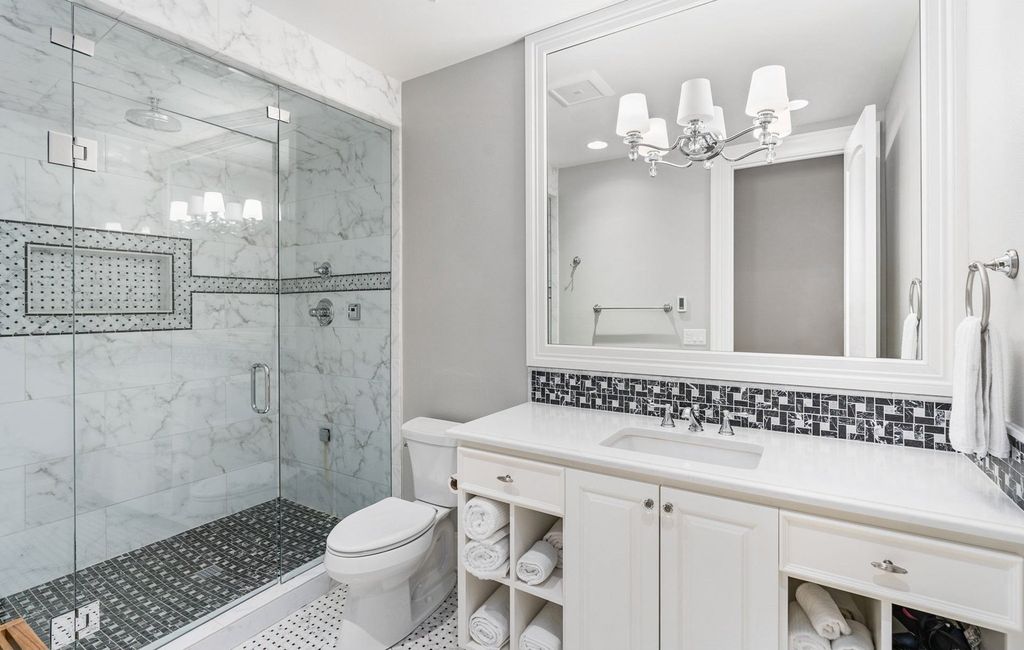 Custom Hampton's Style Home in West Linn, Oregon: Secluded Privacy and Urban Convenience at its Finest $4.595 Million Listing