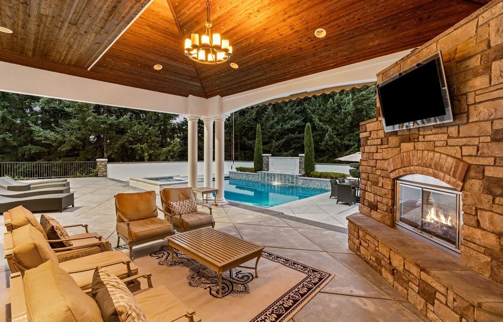 Custom Hampton's Style Home in West Linn, Oregon: Secluded Privacy and Urban Convenience at its Finest $4.595 Million Listing