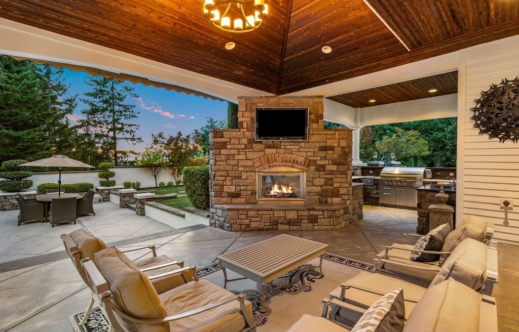 Custom Hampton's Style Home in West Linn, Oregon: Secluded Privacy and Urban Convenience at its Finest $4.595 Million Listing