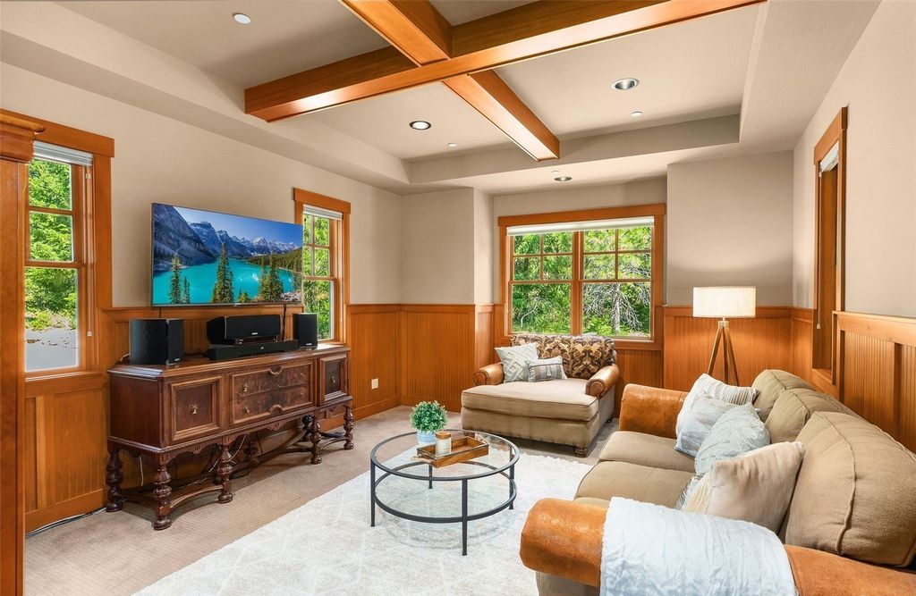 Discover Your Paradise: Luxurious Single-Owner Home on 148 Acres in Cle Elum, Washington Listing for $4.25M