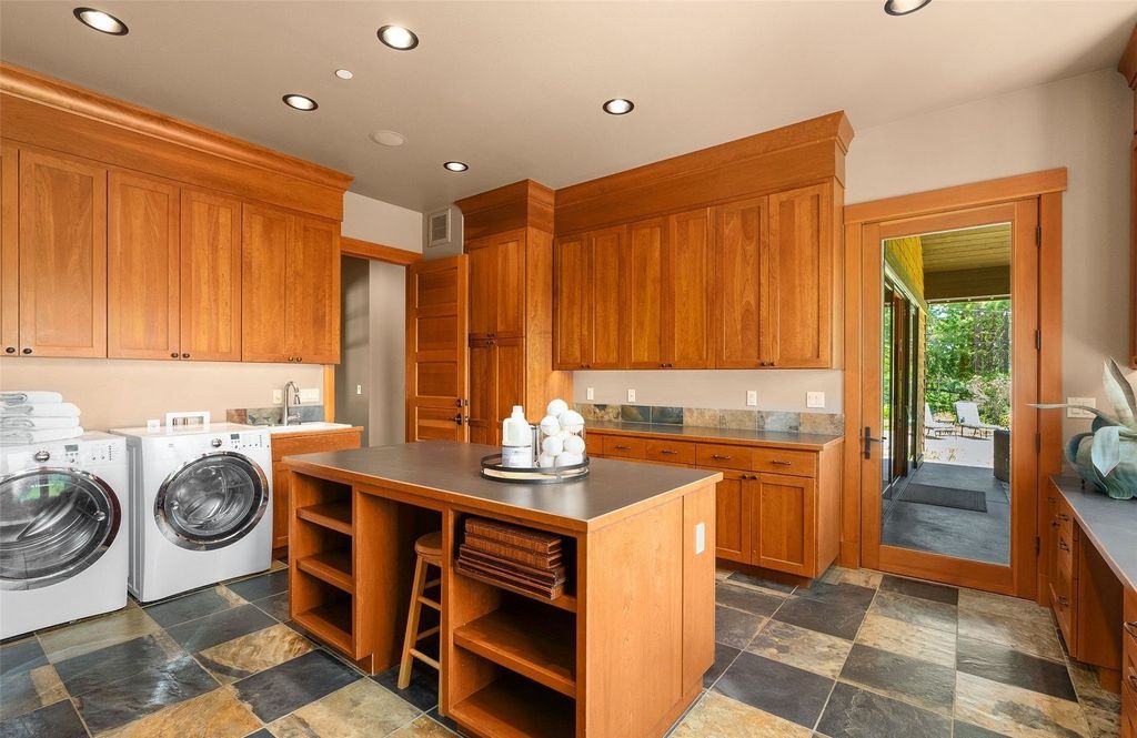 Discover Your Paradise: Luxurious Single-Owner Home on 148 Acres in Cle Elum, Washington Listing for $4.25M