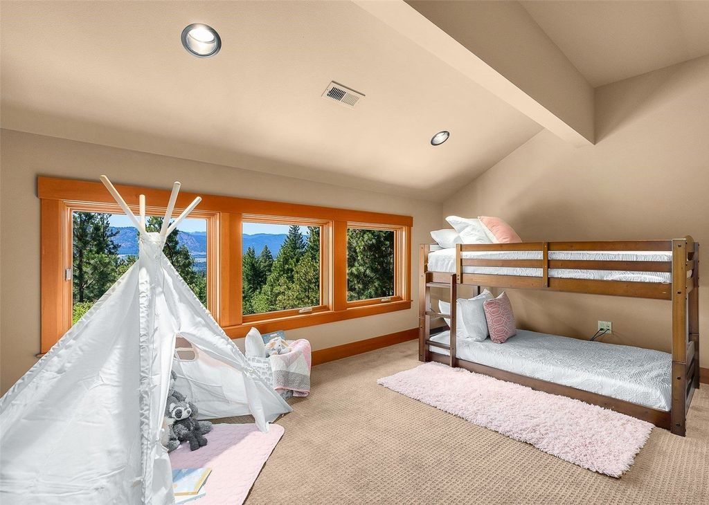Discover Your Paradise: Luxurious Single-Owner Home on 148 Acres in Cle Elum, Washington Listing for $4.25M