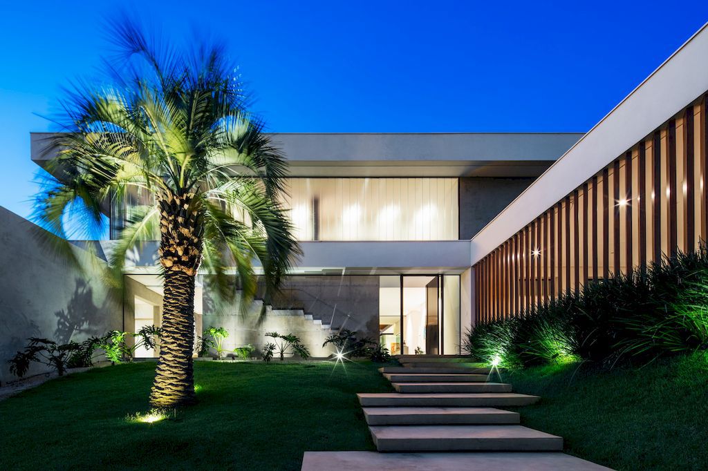 Guaica Residence, Elegant House Designed by Padovani Arquitetos