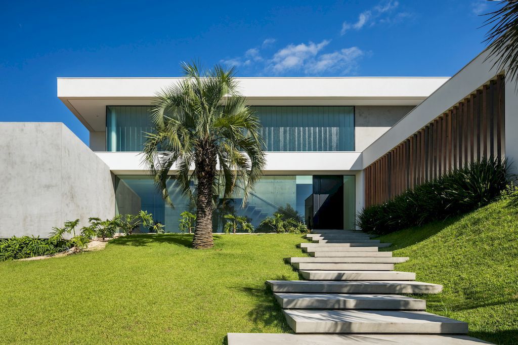Guaica Residence, Elegant House Designed by Padovani Arquitetos