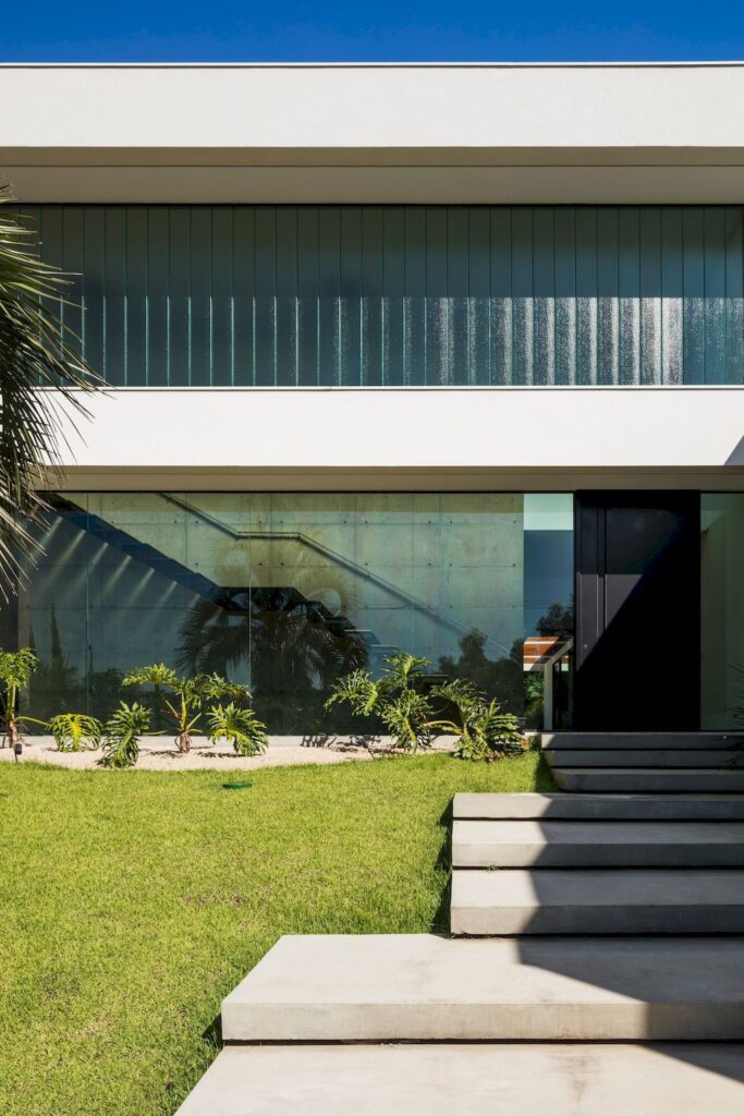 Guaica Residence Elegant House Designed by Padovani Arquitetos 21