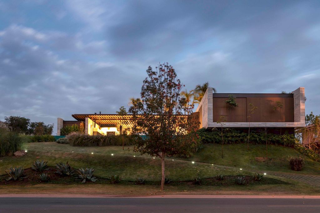 JR House to Enjoy Nature Designed by Padovani Arquitetos Associados