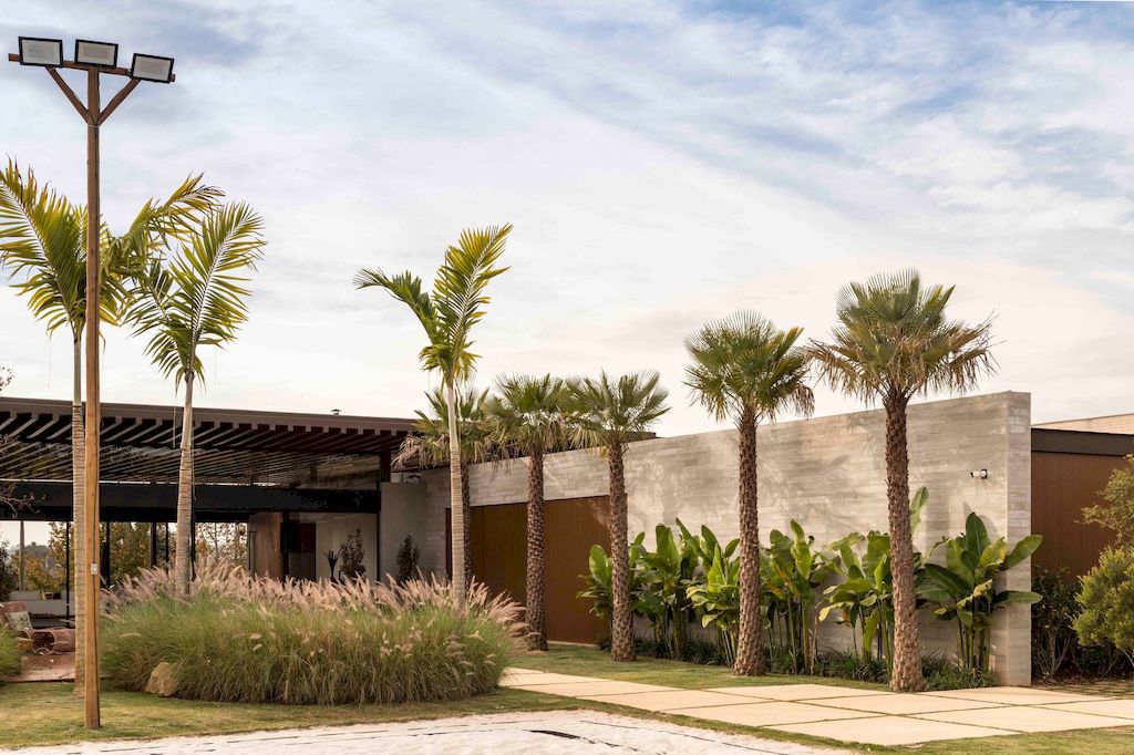 JR House to Enjoy Nature Designed by Padovani Arquitetos Associados