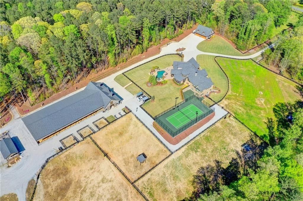 Luxurious Estate in Dacula, Georgia: Perfect Blend of High-End Living and Equestrian Enthusiasm Asking $5,999,999