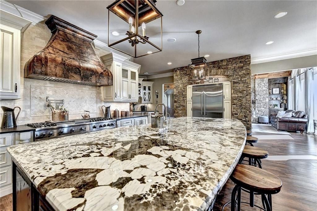 Luxurious Estate in Dacula, Georgia: Perfect Blend of High-End Living and Equestrian Enthusiasm Asking $5,999,999