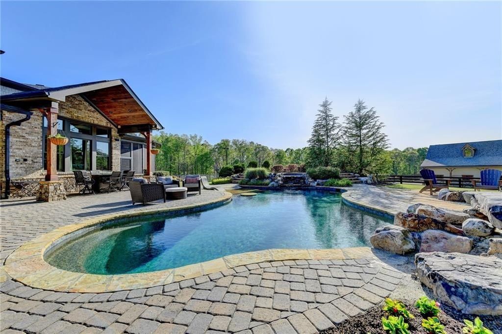 Luxurious Estate in Dacula, Georgia: Perfect Blend of High-End Living and Equestrian Enthusiasm Asking $5,999,999