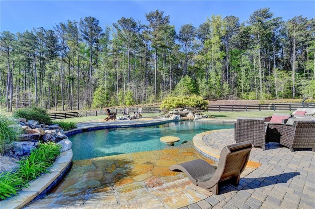 Luxurious Estate in Dacula, Georgia: Perfect Blend of High-End Living and Equestrian Enthusiasm Asking $5,999,999