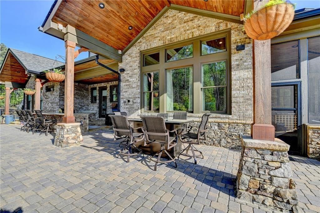 Luxurious Estate in Dacula, Georgia: Perfect Blend of High-End Living and Equestrian Enthusiasm Asking $5,999,999