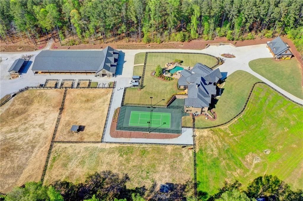 Luxurious Estate in Dacula, Georgia: Perfect Blend of High-End Living and Equestrian Enthusiasm Asking $5,999,999