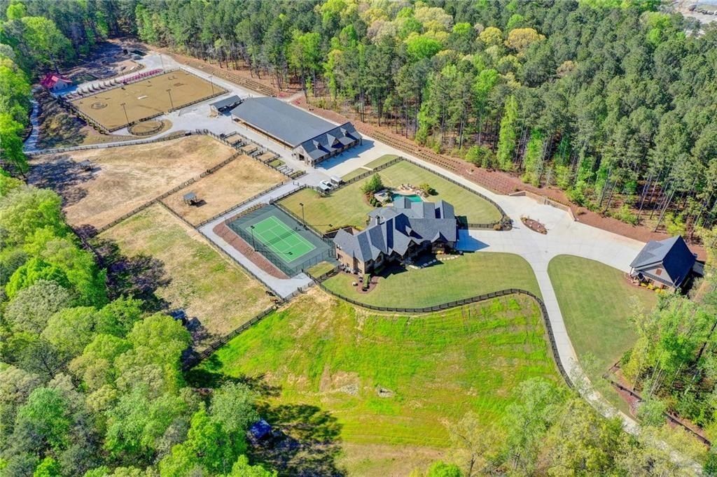 Luxurious Estate in Dacula, Georgia: Perfect Blend of High-End Living and Equestrian Enthusiasm Asking $5,999,999