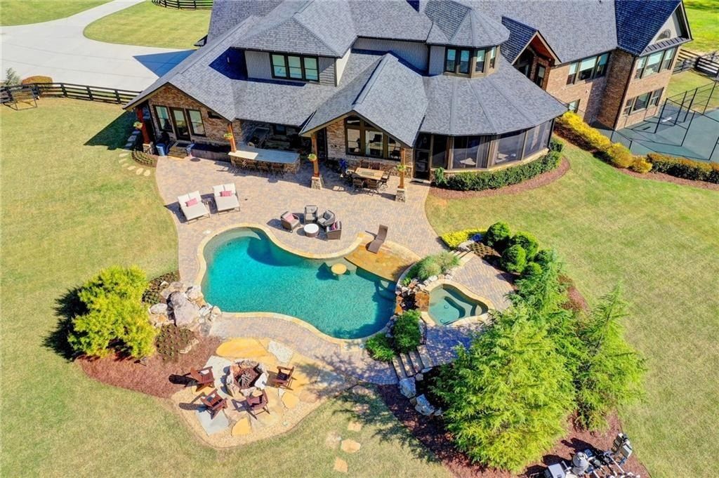 Luxurious Estate in Dacula, Georgia: Perfect Blend of High-End Living and Equestrian Enthusiasm Asking $5,999,999