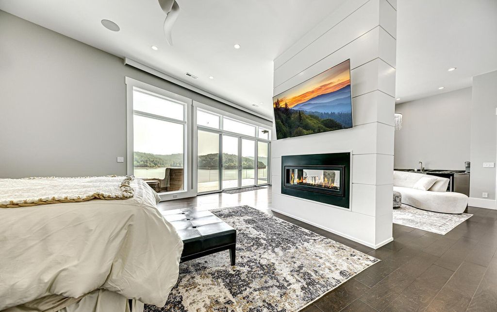 Magnificent Lake Home with Panoramic Views in Tennessee hits The Market for $11,497,000 19 Luxurious Lakefront Living at The Peninsula, La Follette, Tennessee: Breathtaking Home Listed for $11.997 Million