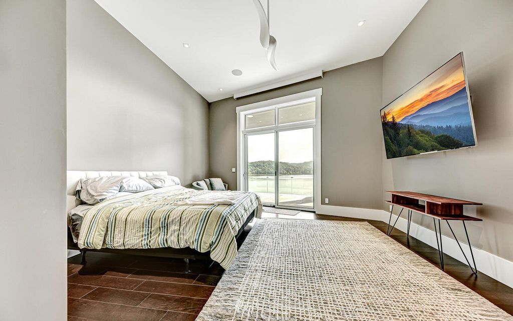 Magnificent Lake Home with Panoramic Views in Tennessee hits The Market for $11,497,000 30 Luxurious Lakefront Living at The Peninsula, La Follette, Tennessee: Breathtaking Home Listed for $11.997 Million