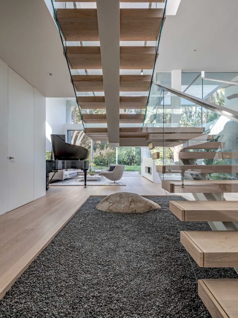 Owyang House Lantern like appearance at night by Swatt Miers architects 10 1